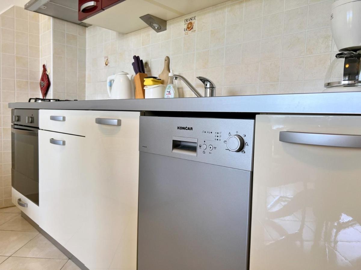 Miramar Apartments Banjol Екстериор снимка