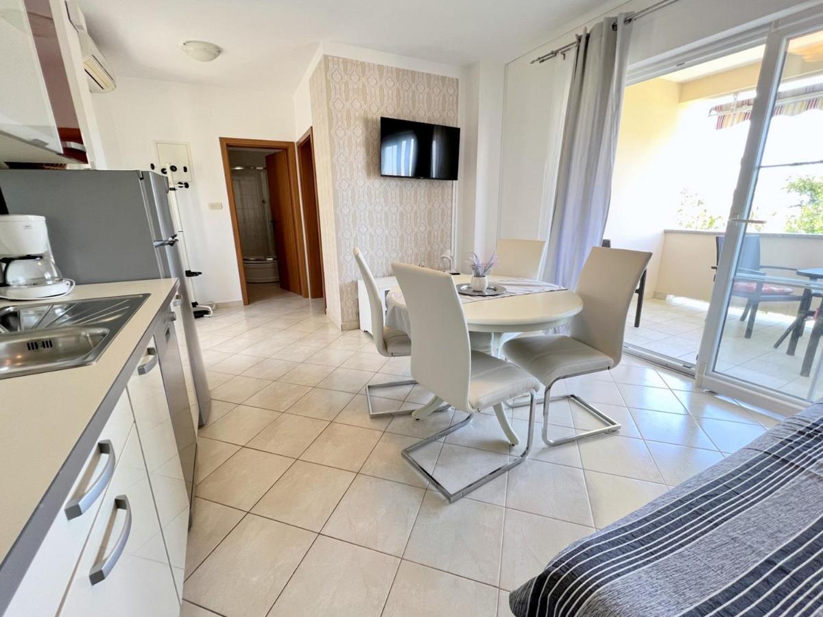 Miramar Apartments Banjol Екстериор снимка