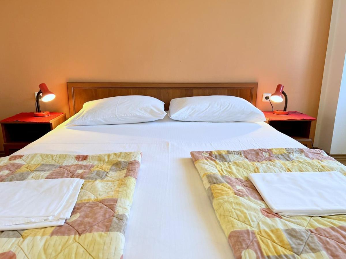 Miramar Apartments Banjol Екстериор снимка