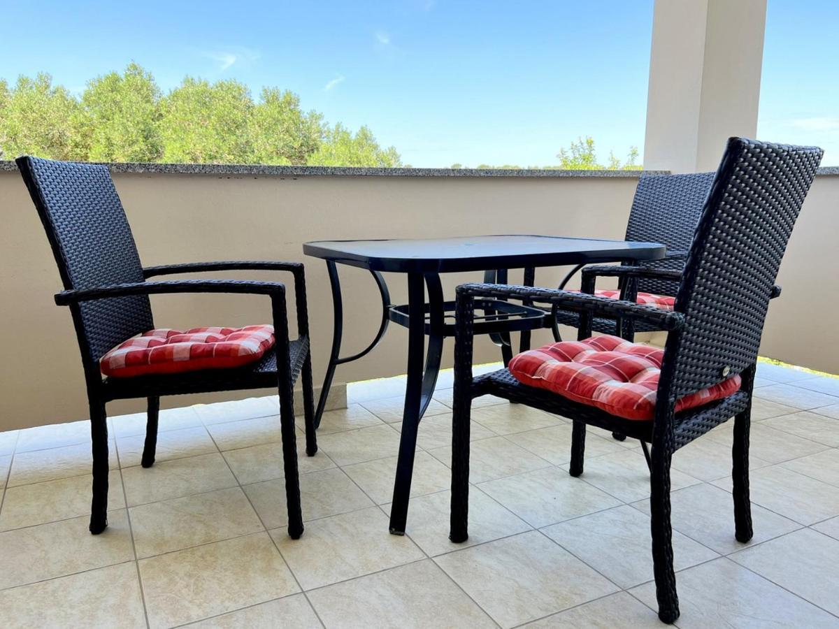 Miramar Apartments Banjol Екстериор снимка