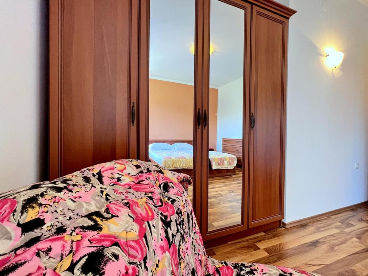 Miramar Apartments Banjol Екстериор снимка