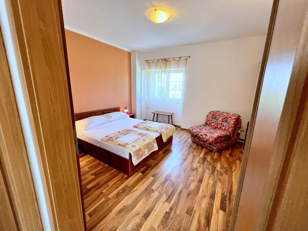 Miramar Apartments Banjol Екстериор снимка