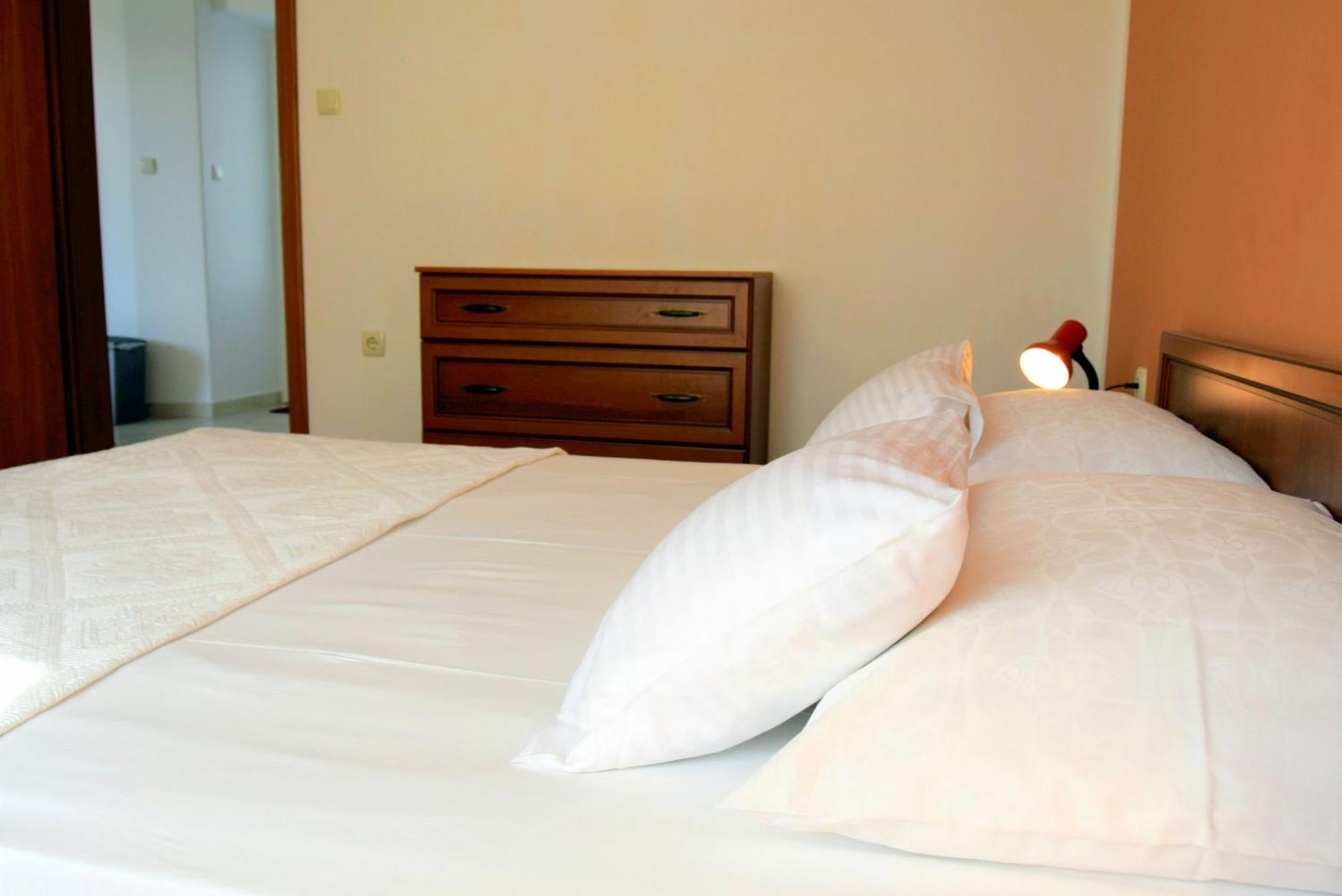 Miramar Apartments Banjol Екстериор снимка