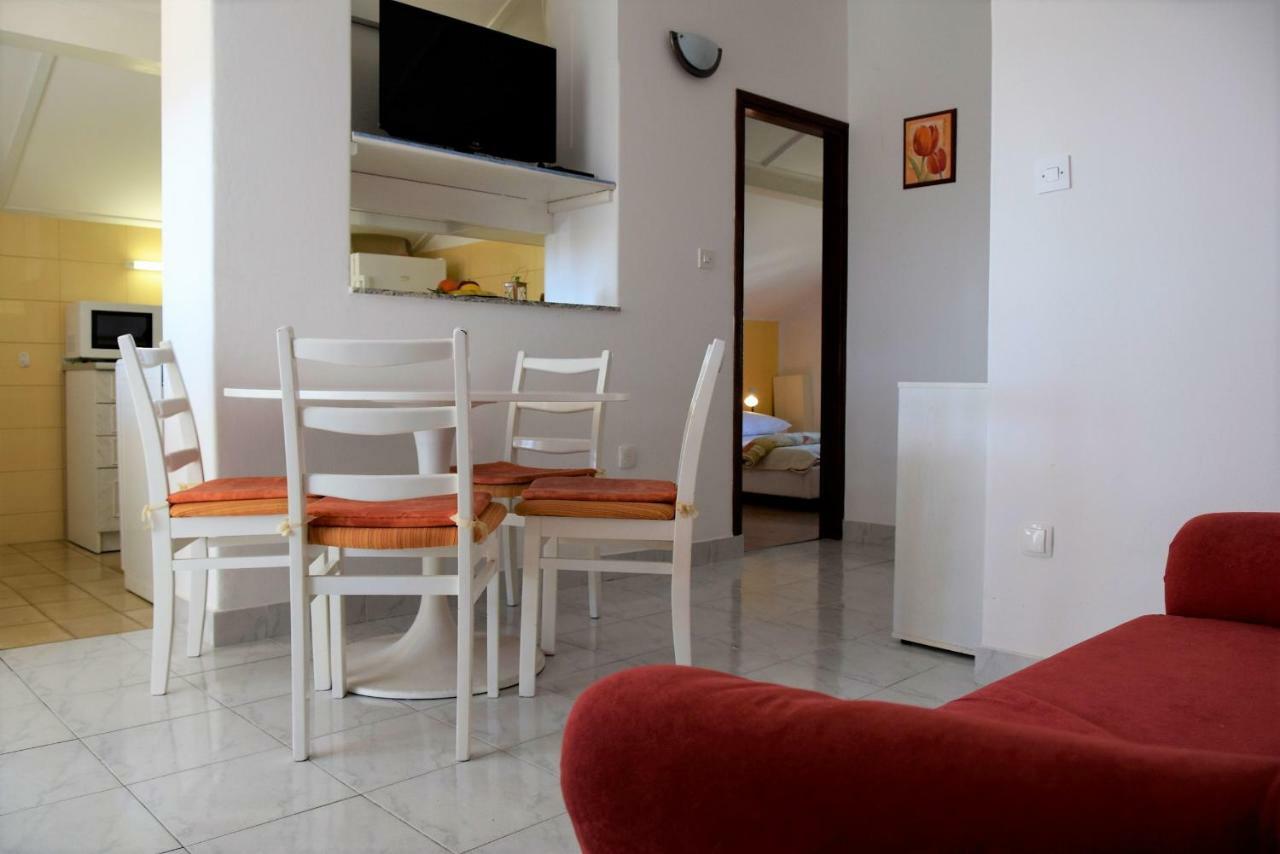 Miramar Apartments Banjol Екстериор снимка