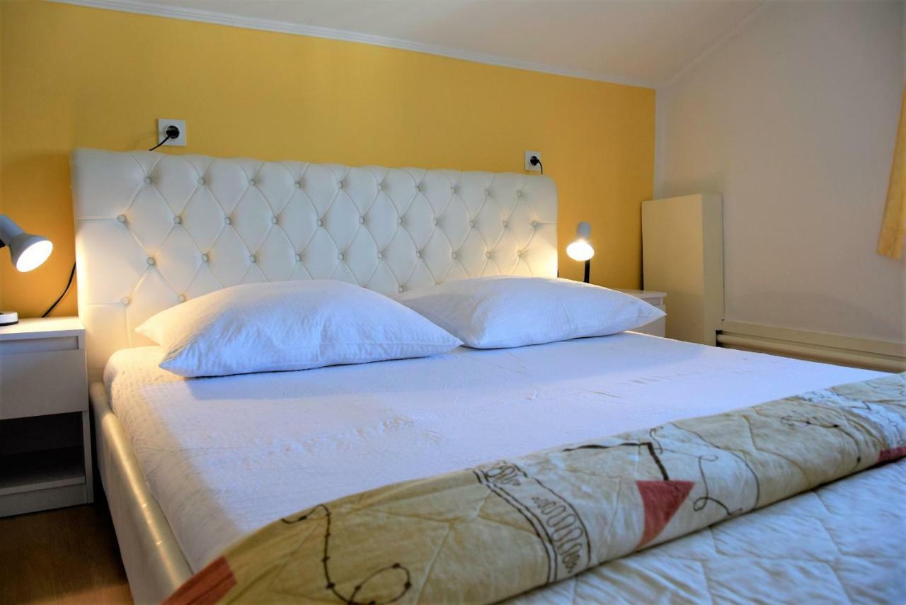 Miramar Apartments Banjol Екстериор снимка