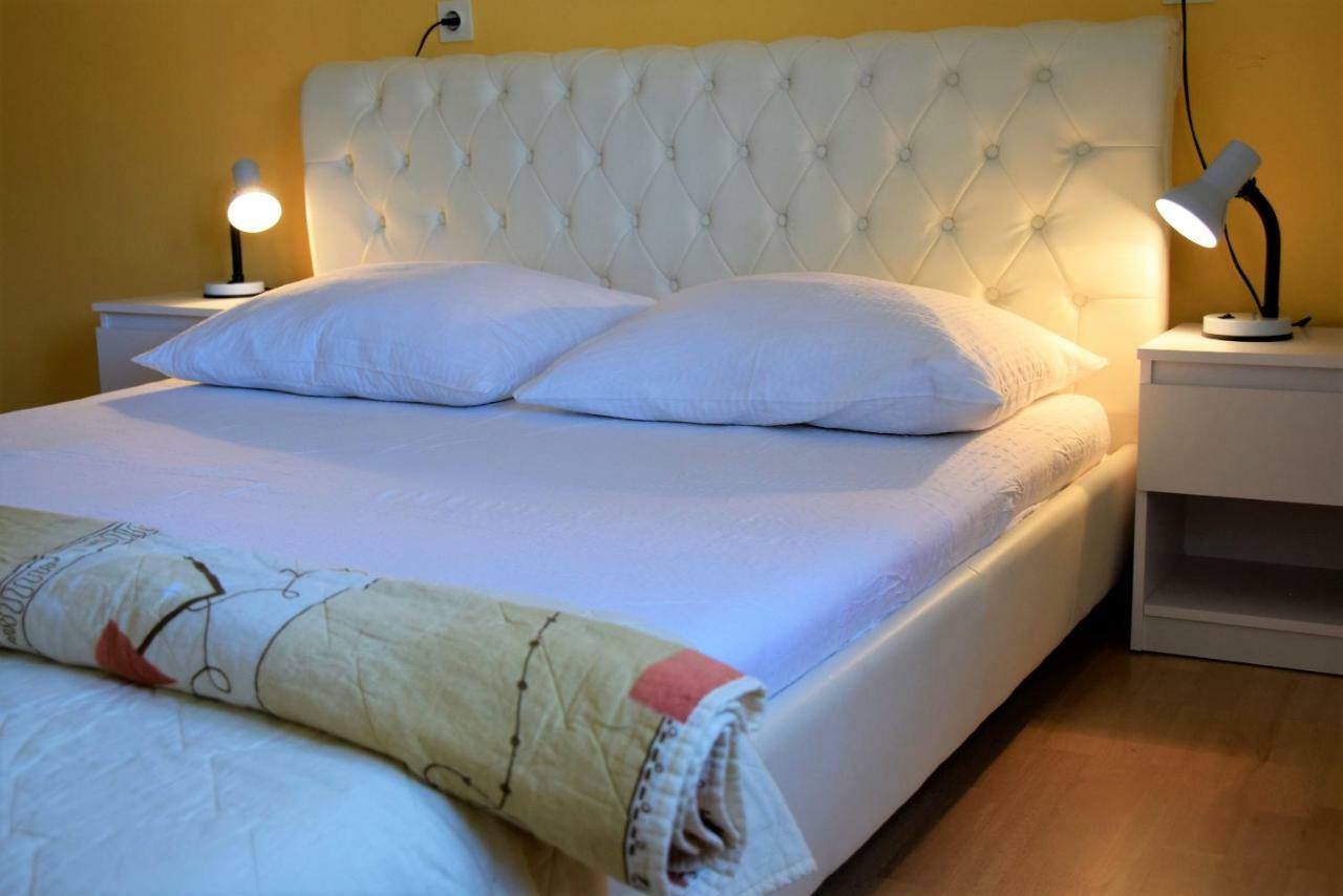 Miramar Apartments Banjol Екстериор снимка
